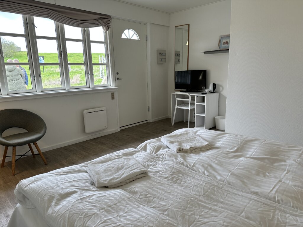 Værelse med opredning på Orø Kro & Hotel
