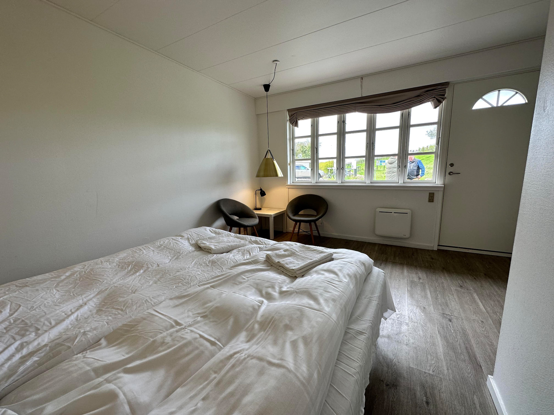 Dobbeltværelse med store vinduer og egen indgang