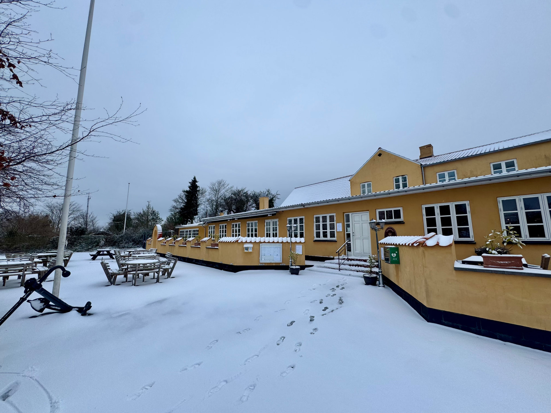Orø Kro & Hotel i vinterdragt med sne på terrassen